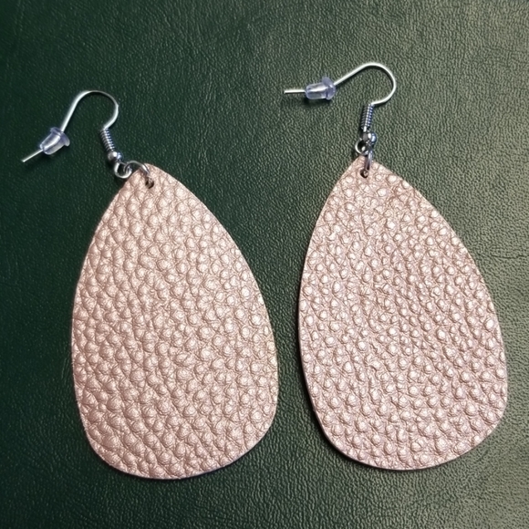 New! 7pair- New Faux leather lightweight earrings - Picture 6 of 8